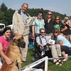 Velká „dogařská rodina“ zleva Martina Cardová CH.S. Norach, Josef Hodan CH. S. Hodeon, v popředí žlutá fena pana Hodana Lucy Bonoda, sedící Petr Němec, za ním stojící jeho manželka, vedle ní Rouman Rout a sedící Jitka Krsová CH.S. Dogen-Sport.